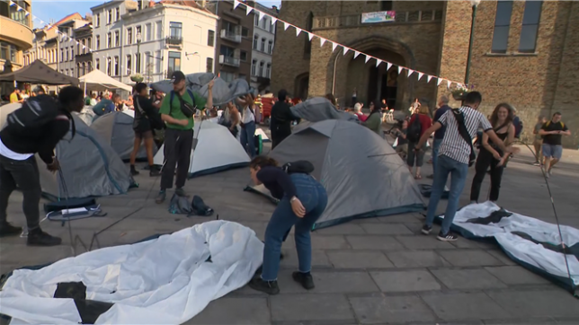 Des demandeurs d’asile établissent un campement à Flagey à Ixelles