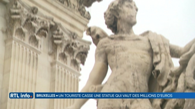 Un touriste ivre escalade une statue et la casse devant la Bourse de Bruxelles