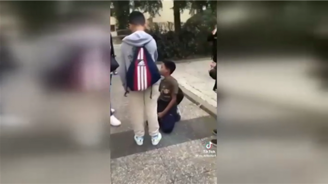 Mets-lui une patate!: une mère fait agenouiller un collégien et demande à son fils de le frapper