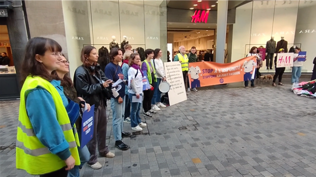 Des activistes font une action devant le H&M de la Rue neuve