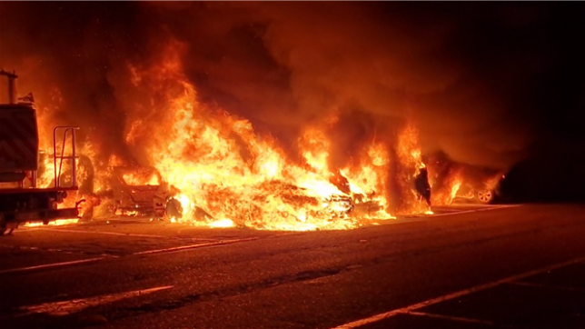 Violent incendie à Gerpinnes: de nombreuses voitures touchées, une enquête est ouverte