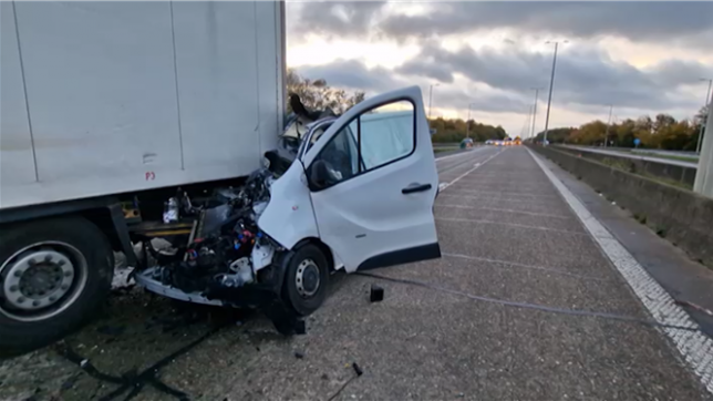 Spectaculaire accident à Trazegnies: une camionnette s