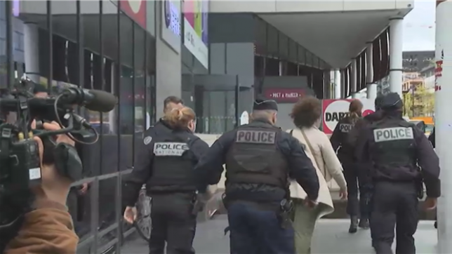 Une femme proférait des menaces dans un RER à Paris: la police et l