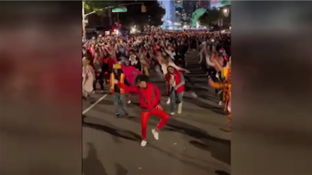 New York: des centaines de personnes dansent sur Thriller pour Halloween