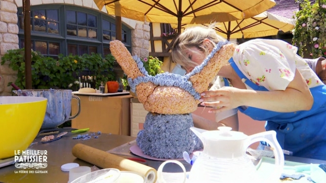 Le Meilleur Pâtissier: Emily la Belge réalise un IMPRESSIONNANT gâteau représentant Stitch, son personnage Disney préféré