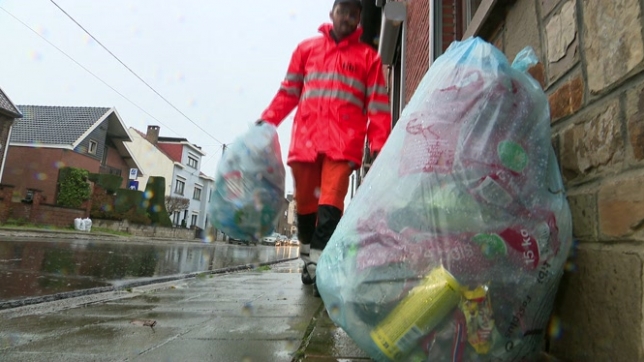 Tri des déchets: où vont nos sacs bleus, destinés aux PMC, après leur ramassage?