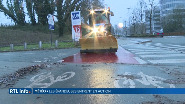 Neige: des épandeuses adaptées aux pistes cyclables à Bruxelles