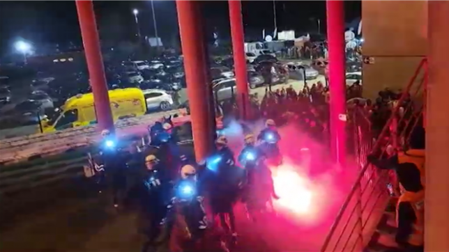 Bagarres, bus caillassé, fumigènes envoyés en tribunes et sur la police: plusieurs scènes de violences ont éclaté lors de Standard-Charleroi