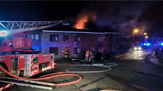 Incendie dans une habitation à Roux: les pompiers découvrent un corps dans le grenier