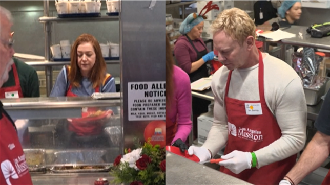 Deux acteurs de séries hollywoodiennes servent des repas de Noël aux personnes défavorisées