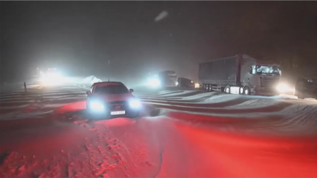 Suède: des centaines de véhicules bloqués par la neige sur une autoroute