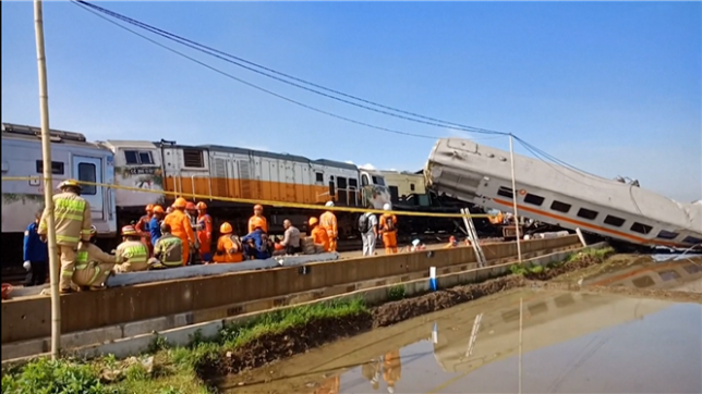 Collision entre deux trains en Indonésie: plusieurs morts et des dizaines de blessés