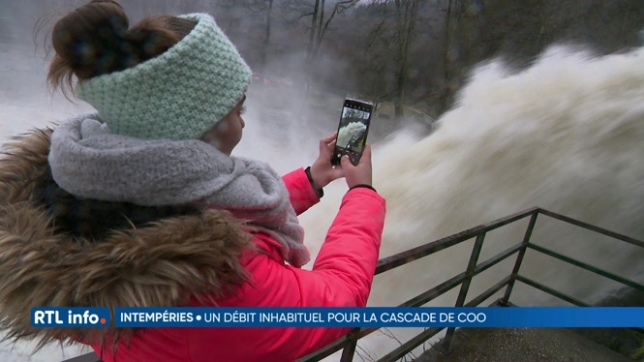 Les touristes bravent le froid pour admirer la cascade de Coo