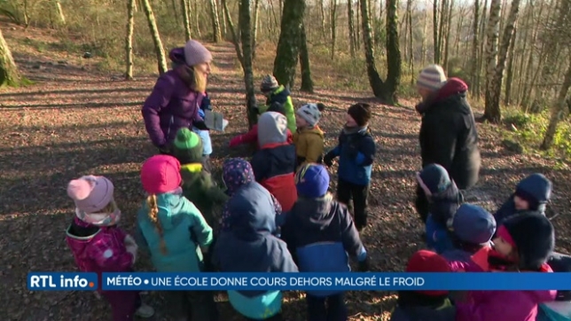 Saint-Vaast: les élèves de maternelle ont cours dans les bois, même par grand froid