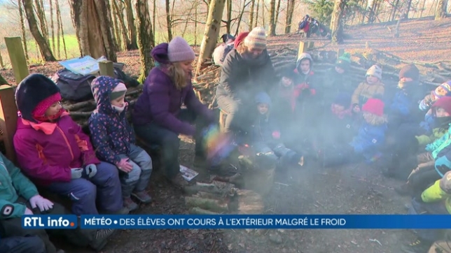 Saint-Vaast: les élèves de maternelle ont cours dans les bois, même par grand froid