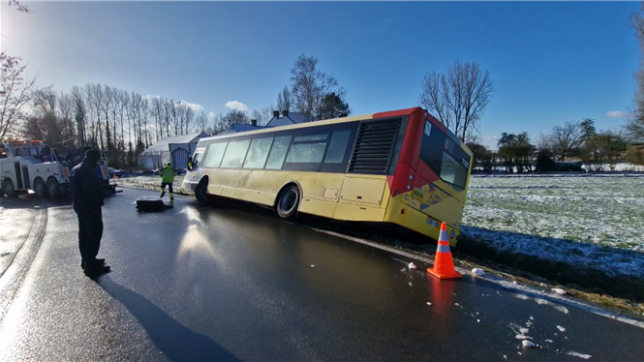 Un bus TEC rate son virage et effectue une sortie de route à cause du verglas à Ham-sur-Heure-Nalinnes