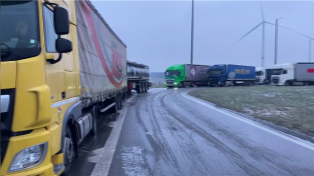 Neige : des kilomètres de files de camions sur la E25 à Arlon