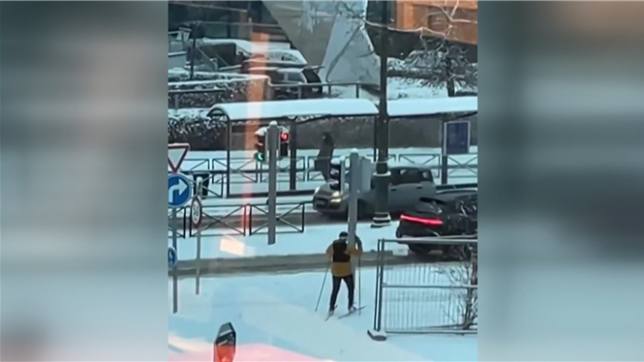 Bruxelles sous la neige: un skieur aperçu à Saint-Gilles