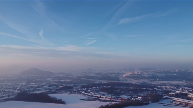 La Belgique sous la neige: images de Châtelineau au drone