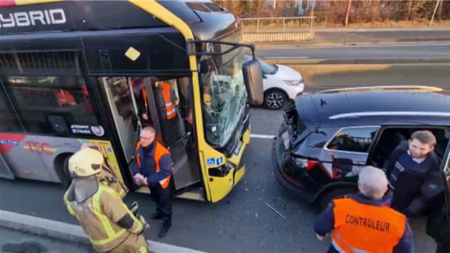 Carambolage à Montignies-sur-Sambre: un bus TEC emboutit plusieurs véhicules sur la route de la Basse-Sambre