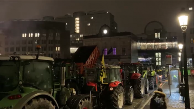 De nombreux tracteurs sont stationnés sur la place du Luxembourg à Bruxelles