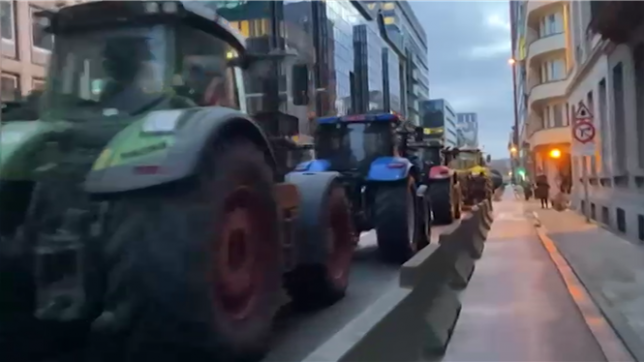 La rue Belliard de Bruxelles envahie par les tracteurs des agriculteurs en colère