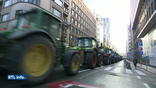 Colère des agriculteurs: de nombreux tracteurs ont envahi Bruxelles, la tension monte sur la place du Luxembourg