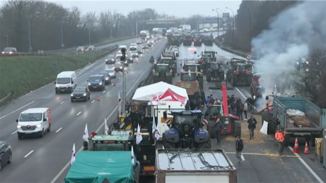 En France, le mouvement des agriculteurs se poursuit et ne faiblit pas