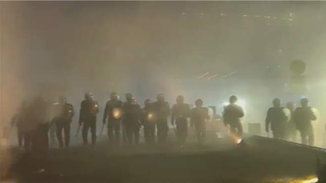 La police chasse les derniers manifestants de la place du Luxembourg