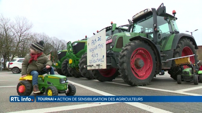 Les enfants des agriculteurs manifestent en mini-tracteurs