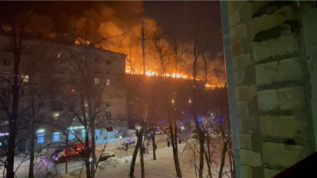 Un violent incendie ravage un immeuble à Moscou