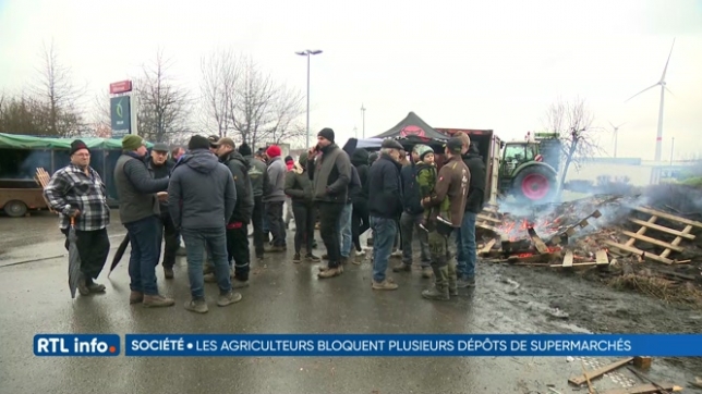 Des agriculteurs bloquent plusieurs dépôts de la grande distribution en Wallonie