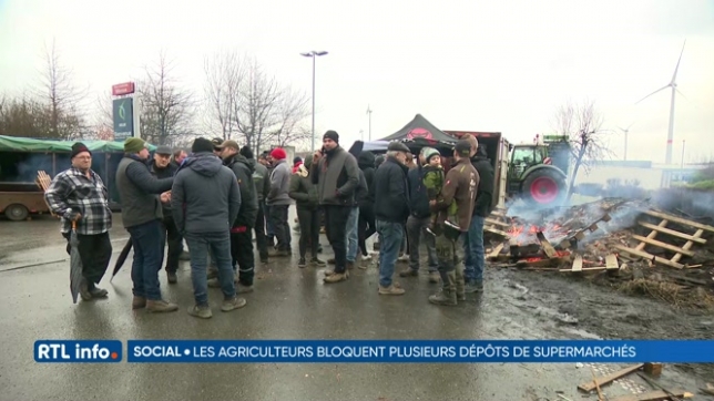 Des agriculteurs ont bloqué plusieurs dépôts de la grande distribution en Wallonie