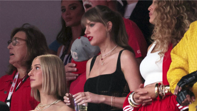 Taylor Swift vole la vedette depuis les gradins au Super Bowl