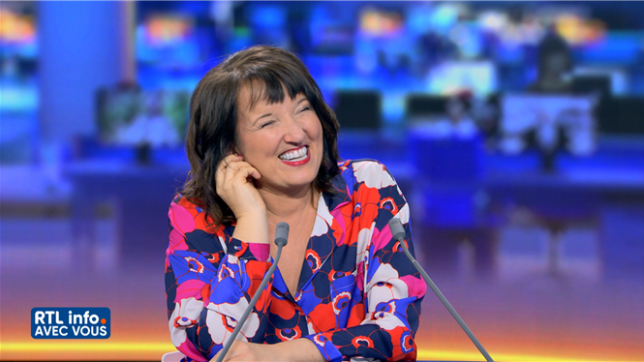 Anne Roumanoff amusée sur le plateau du RTL info Avec vous