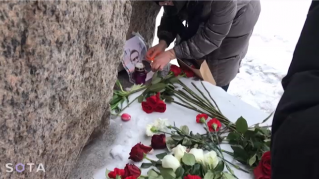 En Russie, des personnes déposent des fleurs et allument des bougies en hommage à Navalny