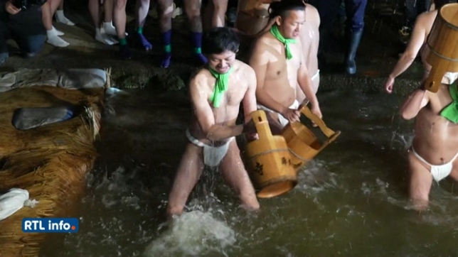 Japon: le festival millénaire des hommes nus se rhabille définitivement