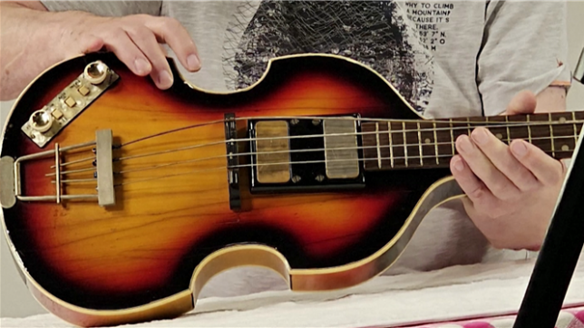 Paul McCartney du mythique groupe The Beatles retrouve sa guitare perdue un demi-siècle plus tard: la belle histoire