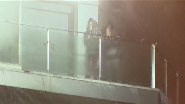 Immeuble à appartement ravagé par le feu à Valence: deux personnes coincées sur un balcon