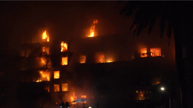 Un incendie spectaculaire ravage un immeuble résidentiel en Espagne et fait 4 morts et de nombreux blessés