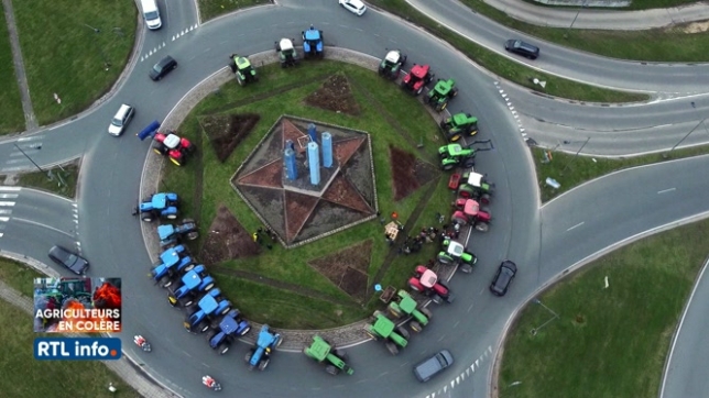 Action symbolique de 27 tracteurs bloquant un rond-point à Nivelles