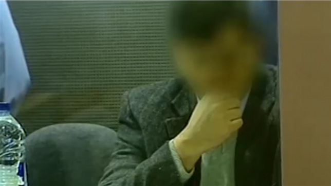 20 ans du procès Dutroux (2/10) : Il y avait deux gamines assises sagement sur le divan, les premiers mots de l’accusé évoquent le complot