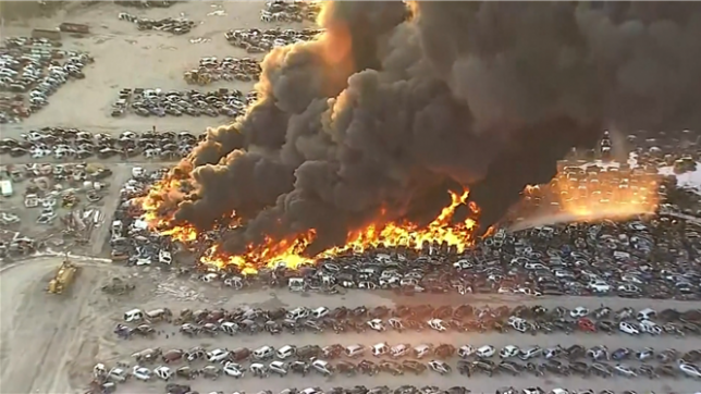 Un incendie spectaculaire se déclare dans une décharge automobile au Texas