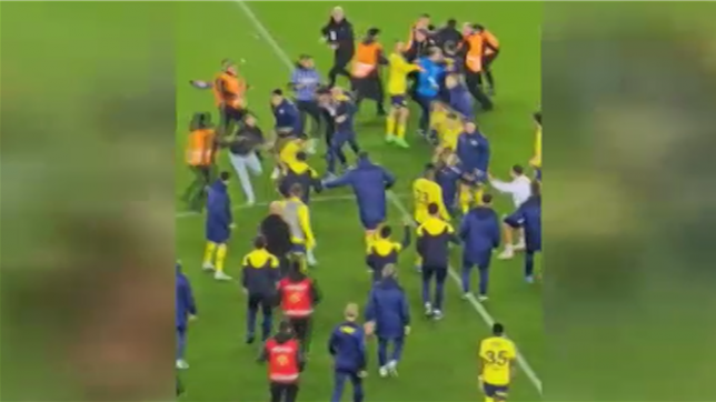 Championnat turc: scènes inouïes de violence entre supporters de Trabzonspor et des joueurs de Fenerbahçe