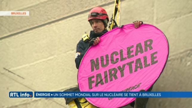 Sommet nucléaire à Bruxelles: un activiste de Greenpeace se pend symboliquement
