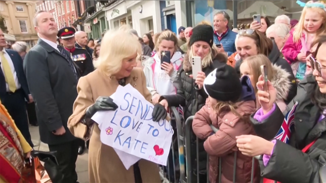 En pleine visite du marché de Shrewsbury, la reine Camilla évoque le cancer de Kate Middleton