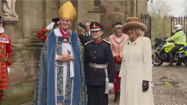 Camilla remplace Charles pour le Maundy Thursday: la reine est arrivée à la cathédrale de Worcester pour les festivités de Pâques