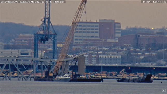 Pont effondré à Baltimore: les premières grues arrivent pour dégager les débris, la réouverture du port prendra du temps