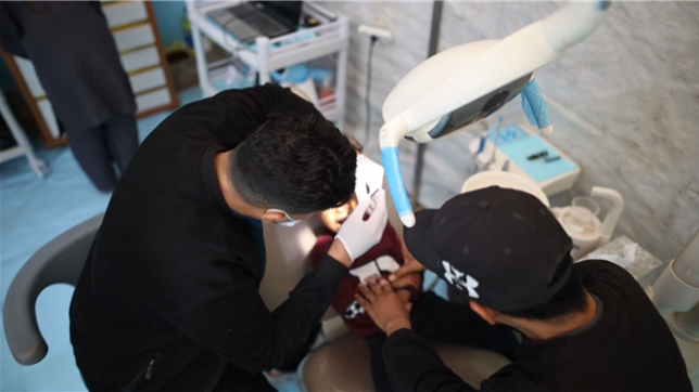 Mes locaux ont gravement été endommagés: un dentiste gazaoui transforme une tente en clinique de fortune