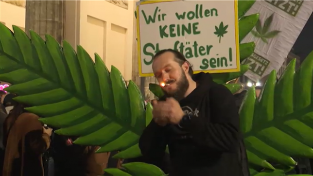 Fête enfumée à Berlin pour célébrer la légalisation du cannabis dans le pays